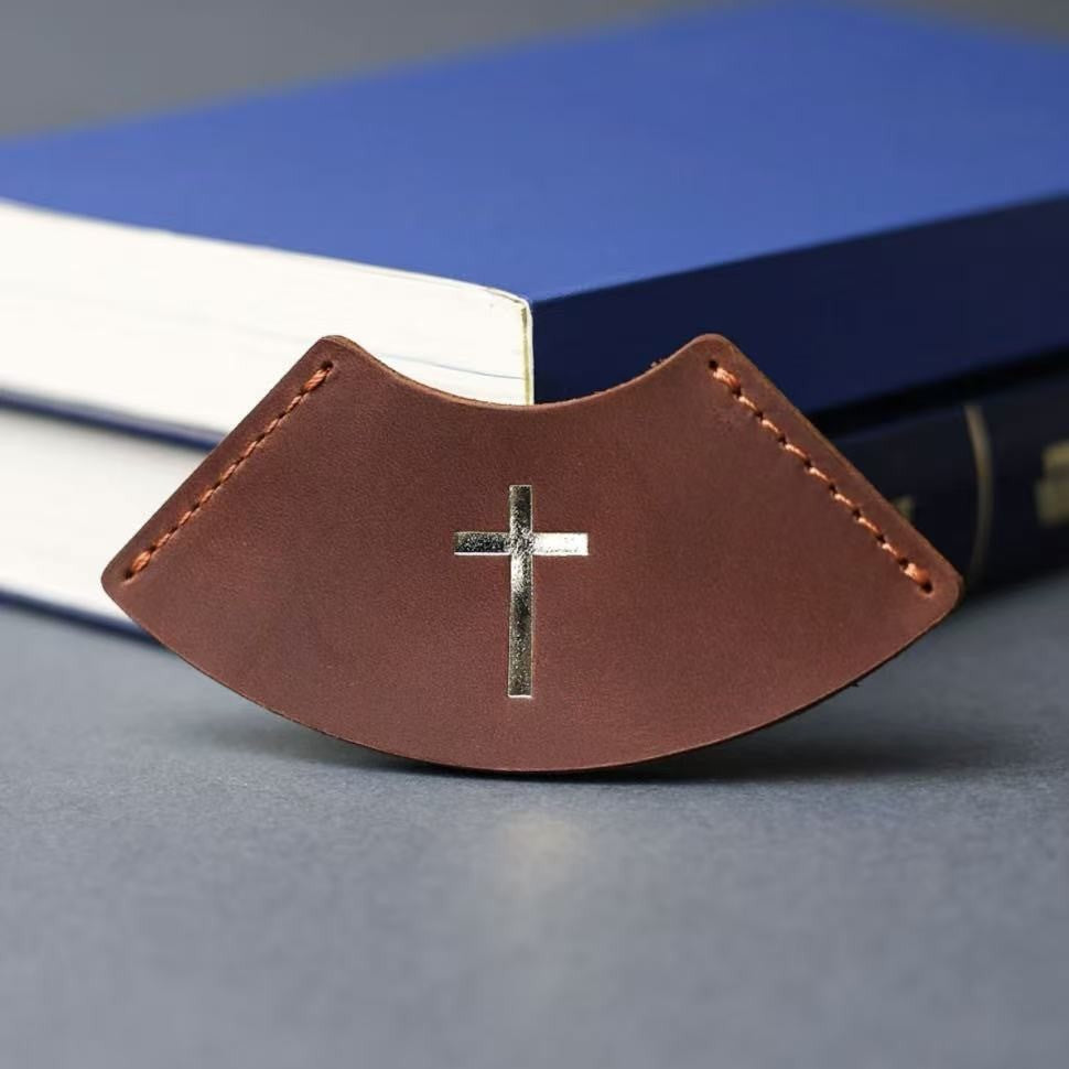 Ein Lesezeichen aus Leder mit biblischem Motiv und Kreuz, religiöses Geschenk