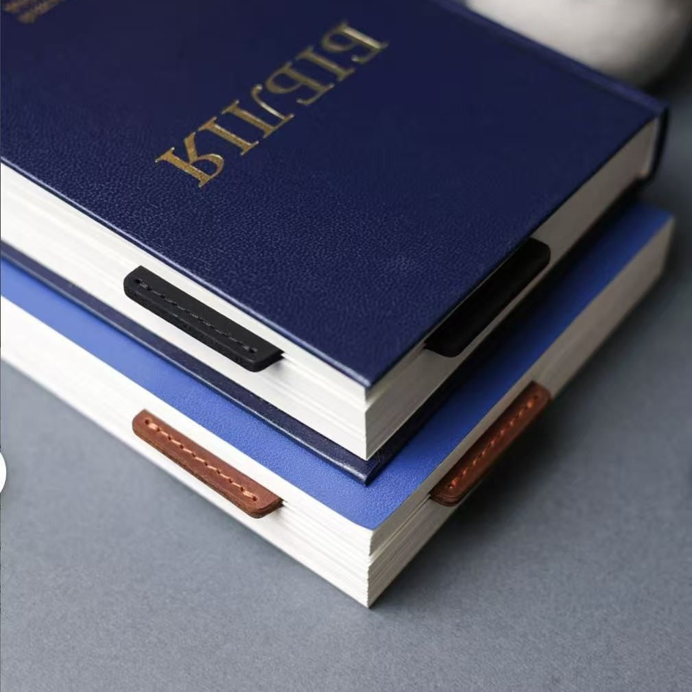 Ein Lesezeichen aus Leder mit biblischem Motiv und Kreuz, religiöses Geschenk