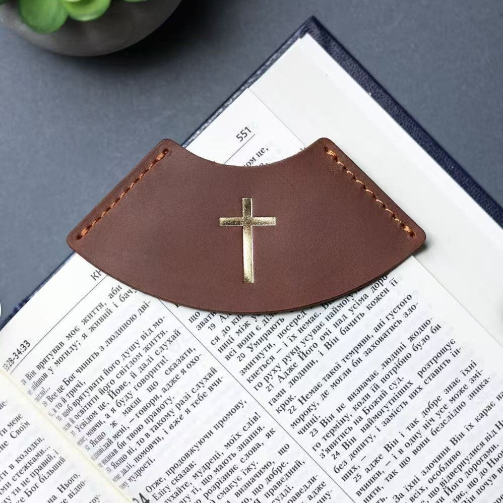 Ein Lesezeichen aus Leder mit biblischem Motiv und Kreuz, religiöses Geschenk