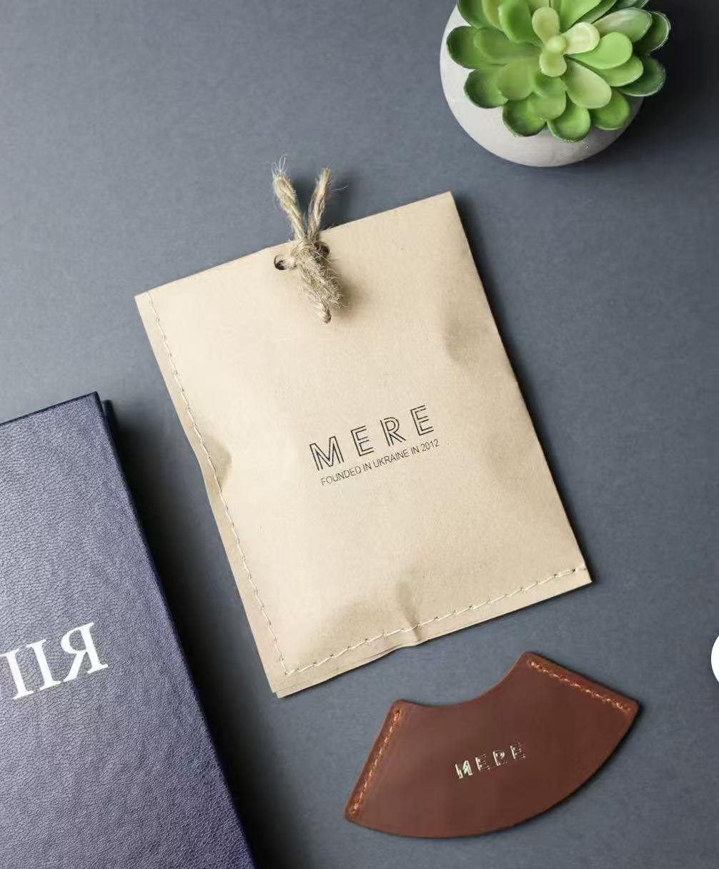 Ein Lesezeichen aus Leder mit biblischem Motiv und Kreuz, religiöses Geschenk