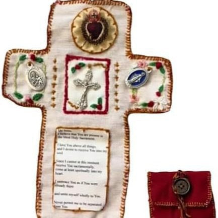 Taschenschrein mit silbernem Kreuz im Inneren, handgefertigt