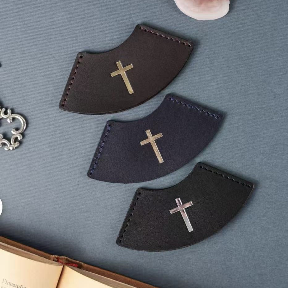 Ein Lesezeichen aus Leder mit biblischem Motiv und Kreuz, religiöses Geschenk