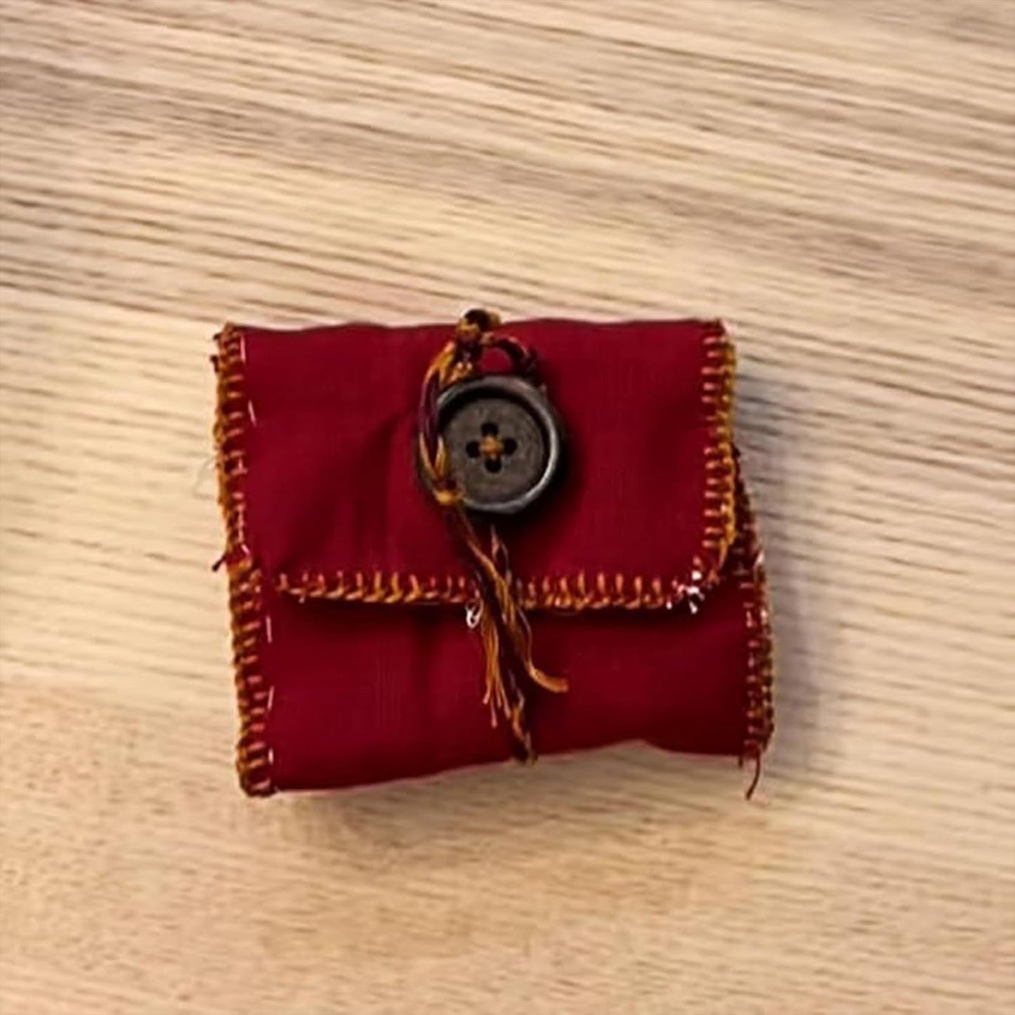 Taschenschrein mit silbernem Kreuz im Inneren, handgefertigt