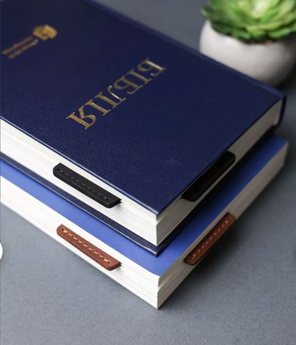 Ein Lesezeichen aus Leder mit biblischem Motiv und Kreuz, religiöses Geschenk