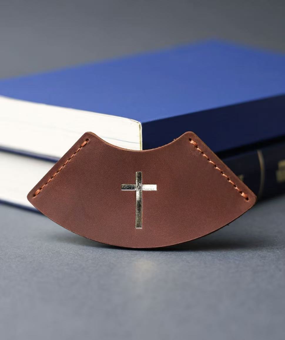 Ein Lesezeichen aus Leder mit biblischem Motiv und Kreuz, religiöses Geschenk