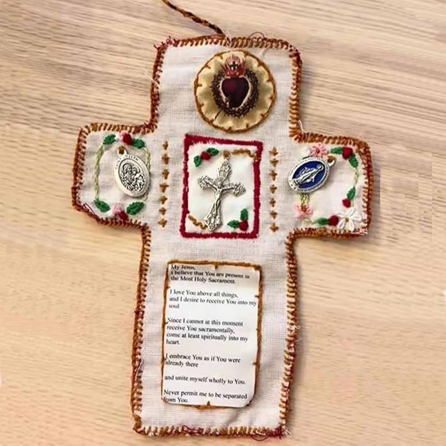 Taschenschrein mit silbernem Kreuz im Inneren, handgefertigt