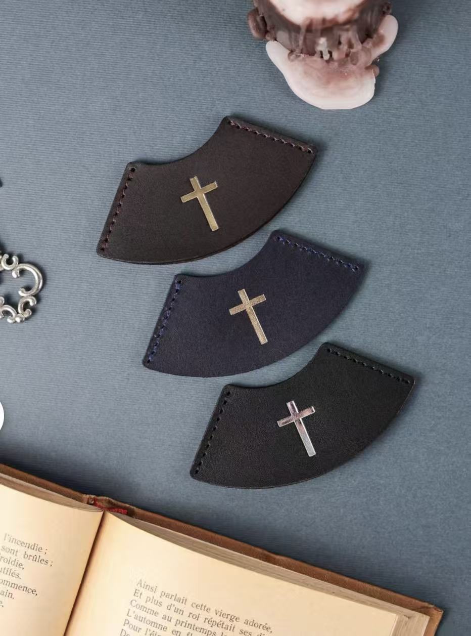 Ein Lesezeichen aus Leder mit biblischem Motiv und Kreuz, religiöses Geschenk